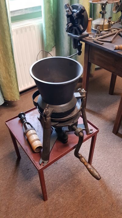 Urządzenie do miażdżenia zeschniętego lakieru oraz przyrząd do korkowania butelek. Zdjęcie udostępnione przez Pana Grzegorza Dąbrowskiego